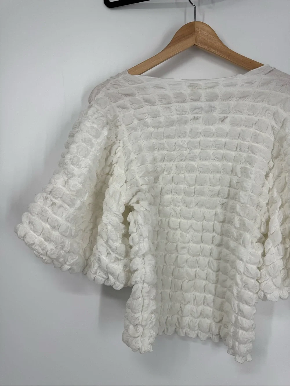 Eri + Ali Textured Puff-Sleeve Top White Textured Bubble Smocked Fitted Size S